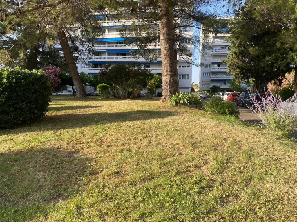 Jardin de la Résidence de France des bureaux en location à Montpellier dans un centre thérapeutique et paramédical, rue Guillaume Janvier